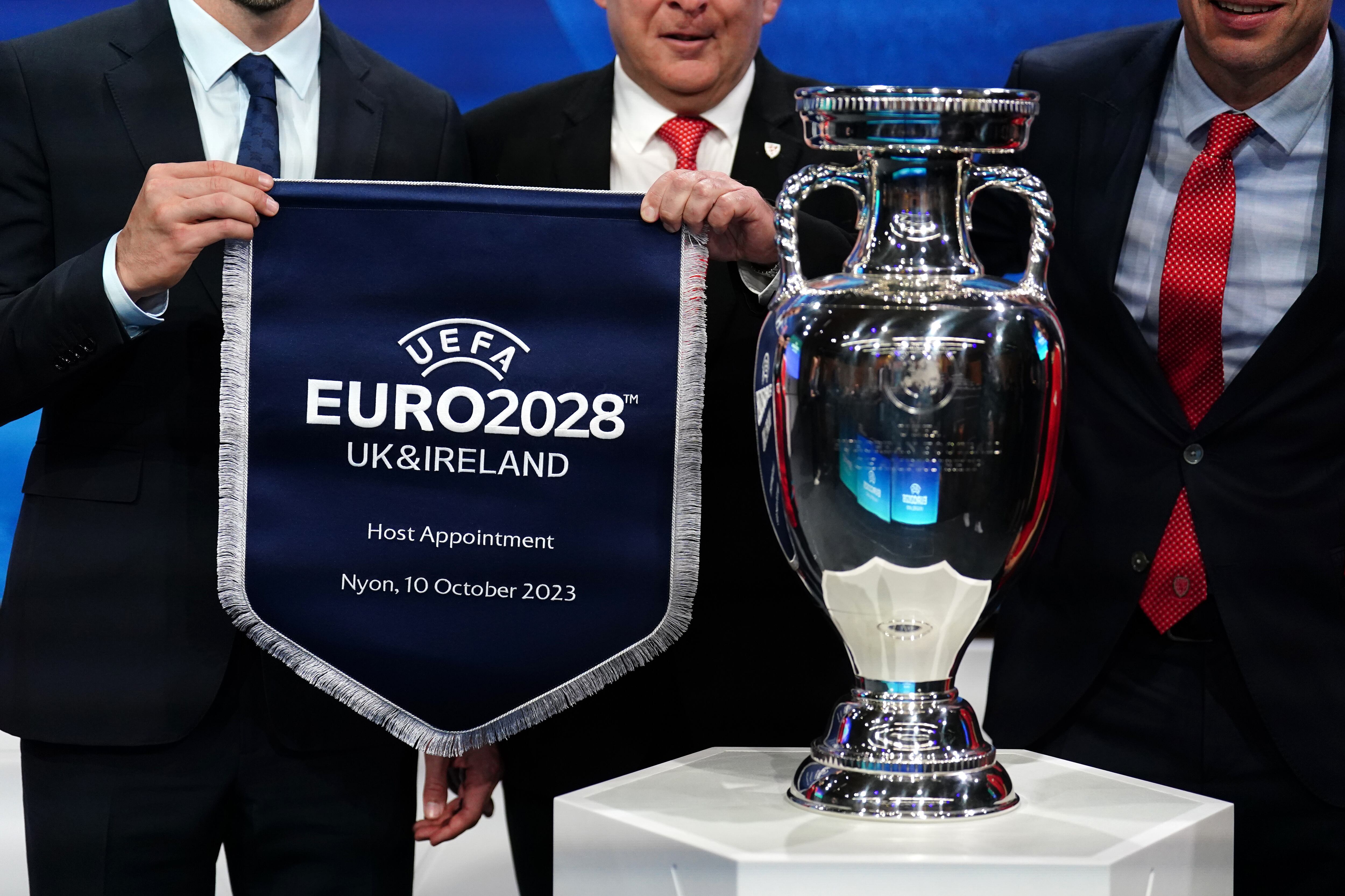 Una vista general del trofeo del Campeonato de Europa durante la Eurocopa 2028 y la Eurocopa 2032 alberga la ceremonia de anuncio en la sede de la UEFA en Nyon, Suiza. El Reino Unido e Irlanda serán los anfitriones de la Eurocopa 2028, confirmó la UEFA. (Foto de Mike Egerton/PA Images a través de Getty Images)