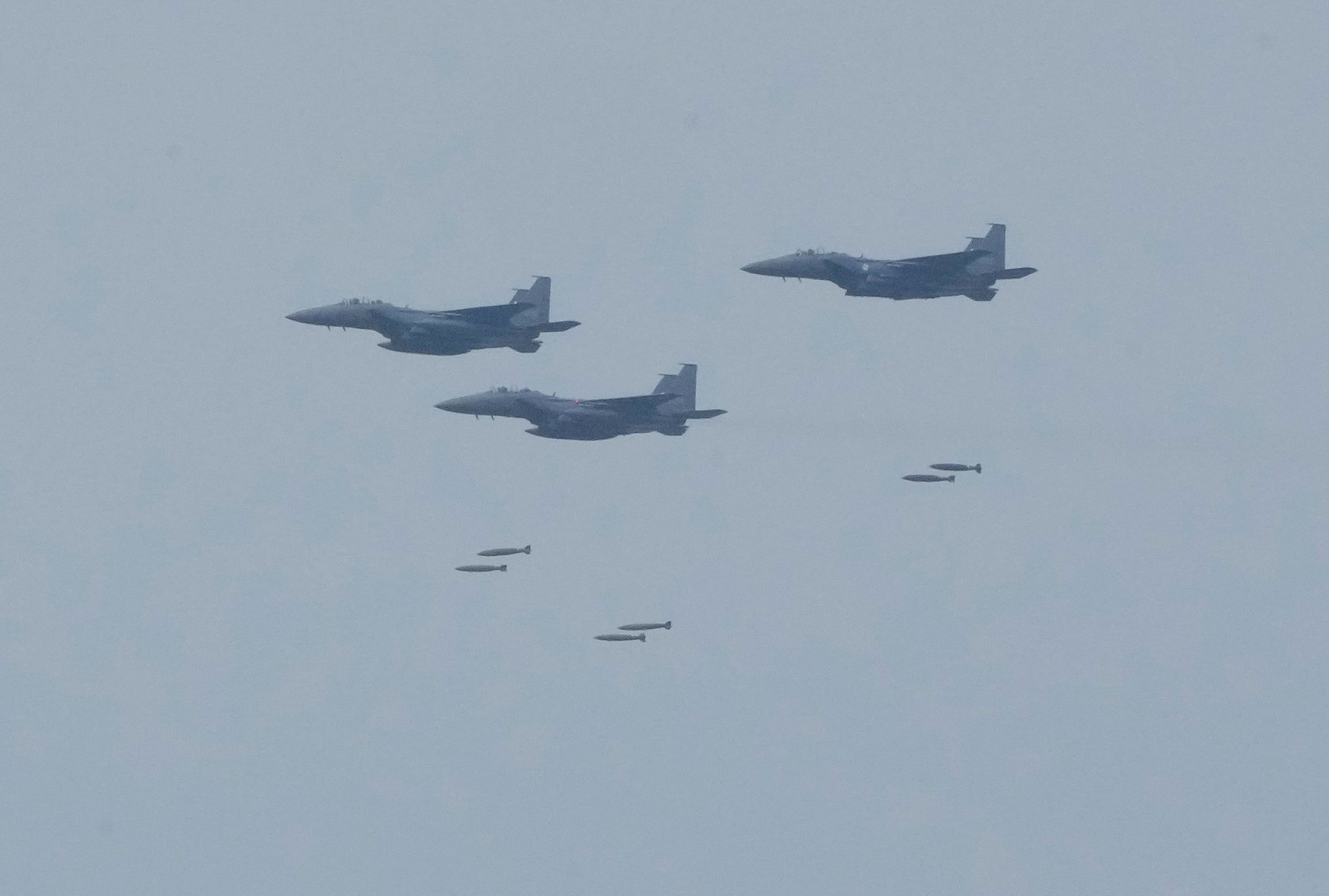 Los cazas F-15K de la fuerza aérea de Corea del Sur lanzan bombas durante la reunión entre Corea del Sur y EE. UU. simulacros militares conjuntos en el Campo de Entrenamiento de Bomberos de Seungjin en Pocheon