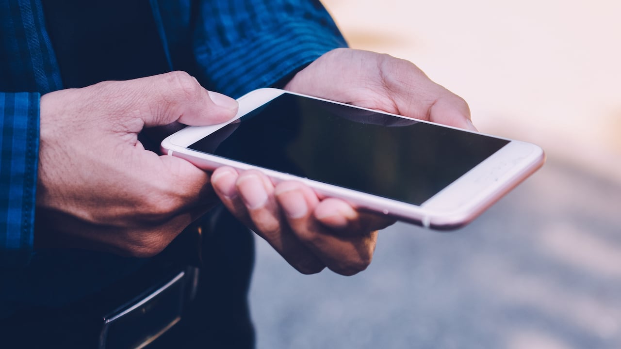 Cargarla al 100 % y no usar el cargador original, son algunos de los errores más comunes que ocasionan daños irreversibles.