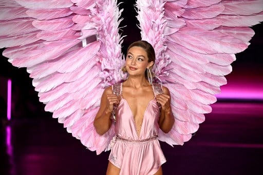 La modelo estadounidense Gigi Hadid camina por la pasarela durante el desfile de moda de Victoria's Secret en Duggal Greenhouse en el Brooklyn Navy Yard en Brooklyn, Nueva York, el 15 de octubre de 2024. (Photo by ANGELA WEISS / AFP)