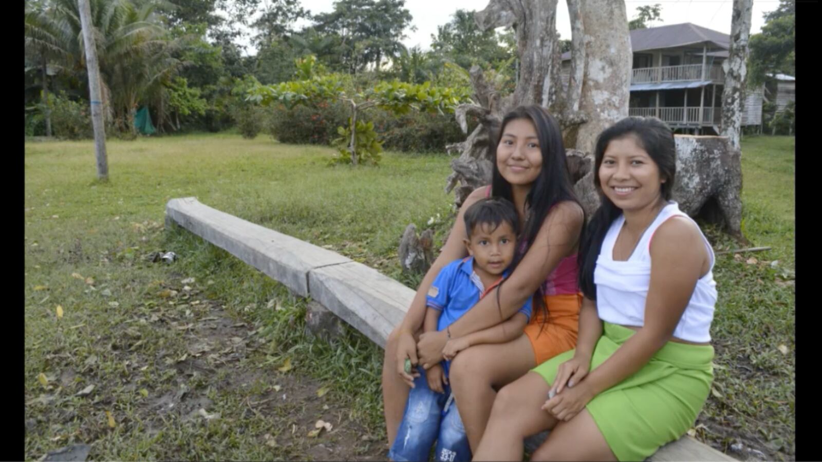Indígenas del pueblo eperara siapidara, asentados en Guapi, enseñan a través de libros y cartillas sobre las costumbres y la religión, todo en su lengua ancestral.