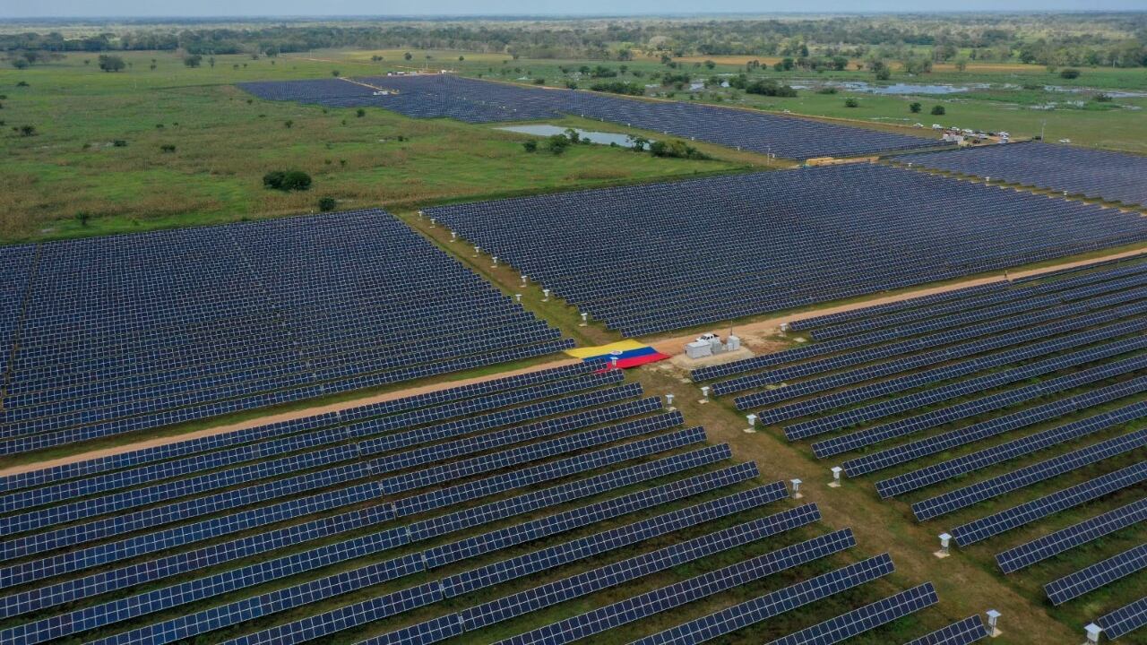 La vista de la granja solar La Sierpe, en San Benito Abad, muestra la dimensión de los avances que ha tenido Colombia en transición energética.