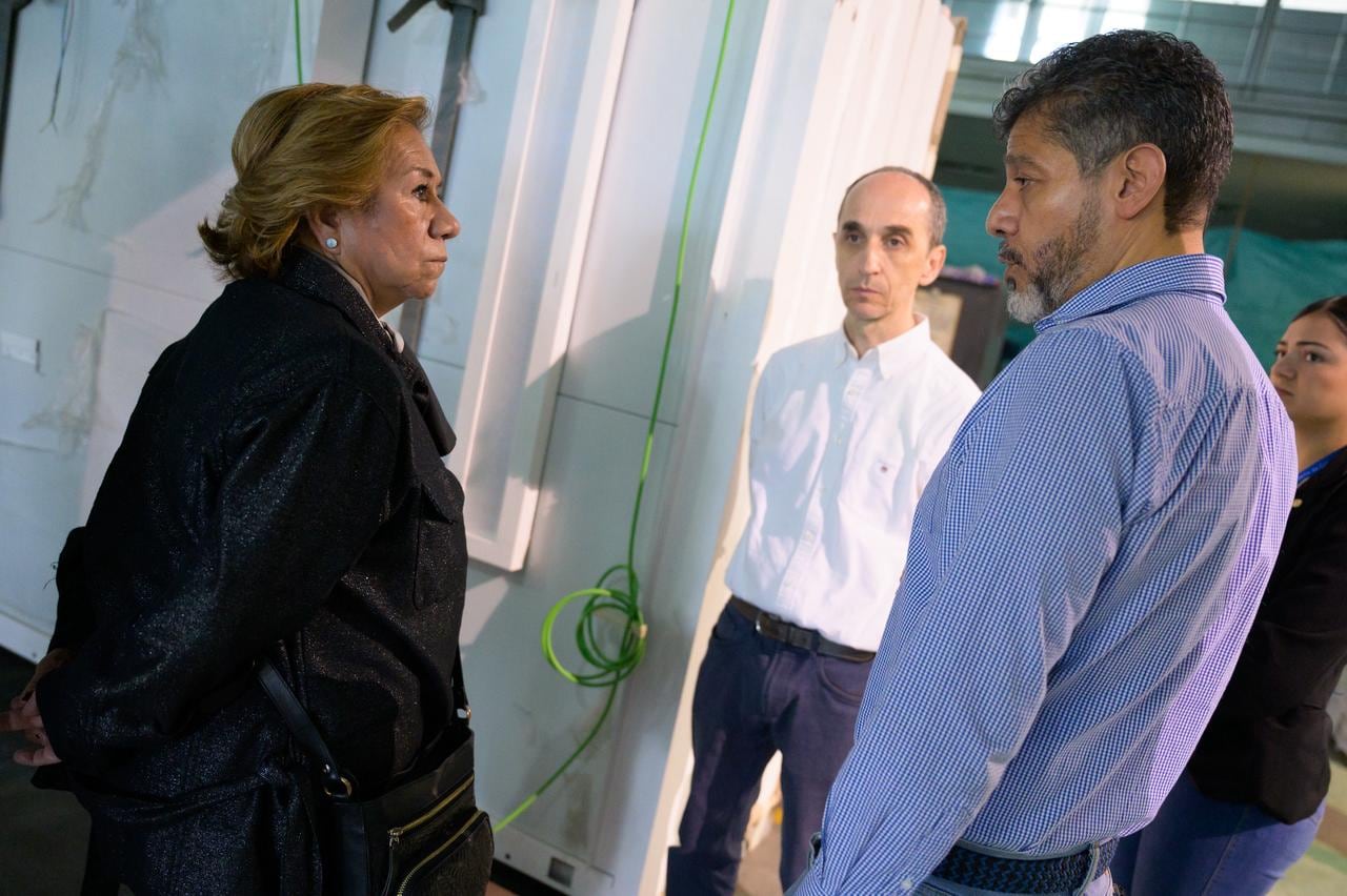 La canciller Rosa Villavicencio visitó las instalaciones de la Imprenta Nacional.