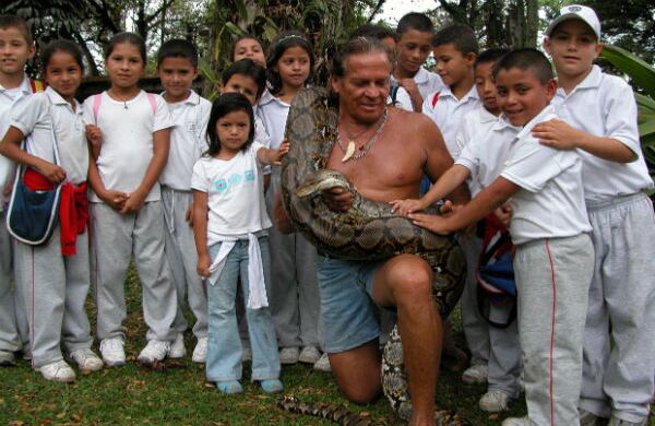 SU TRABAJO. Kapax trabaja ahora como promotor turístico en el Decameron de Leticia. En la maloka de ese hotel mostraba a Natalicia, su anaconda, para enseñar sobre la biodiversidad del Amazonas. “No era una mascota para mí”, señala Kapax. 