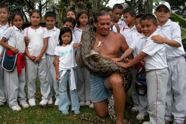 SU TRABAJO. Kapax trabaja ahora como promotor turístico en el Decameron de Leticia. En la maloka de ese hotel mostraba a Natalicia, su anaconda, para enseñar sobre la biodiversidad del Amazonas. “No era una mascota para mí”, señala Kapax. 
