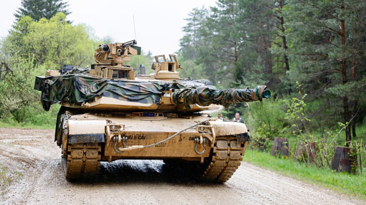 A las puertas de una contraofesiva de las tropas ucranianas para recuperar el terreno perdido en el narco de la invasión rusa, el Gobierno de Estados Unidos, anunció que ser anticipó la entrega de tanques Abrams, los cuales ya se encuentran en Alemania de tránsito hacia ese país. Photo: Daniel Löb/dpa (Photo by Daniel Löb/picture alliance via Getty Images)