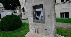 Una intervención artística en Berlín muestra un pedazo del Muro que sostiene un cajero electrónico. Foto: Getty Images/BBC