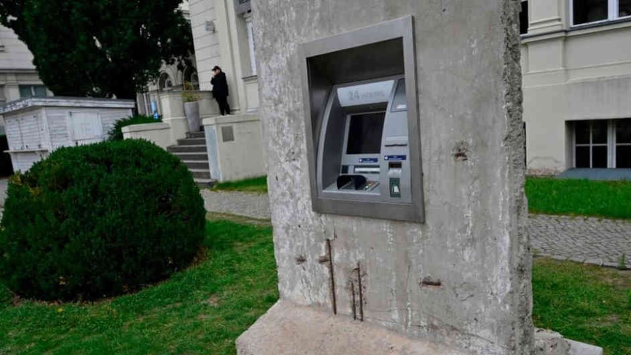 Una intervención artística en Berlín muestra un pedazo del Muro que sostiene un cajero electrónico. Foto: Getty Images/BBC