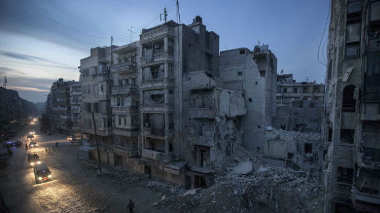 La noche cae en la ciudad bombardeada de Alepo (Siria) en noviembre de 2012.