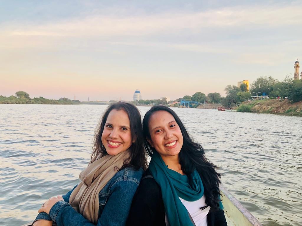 En la foto se puede ver a Elmita Acosta y su hermana y de fondo el río Nilo azul en Khartoum, la capital sudanesa