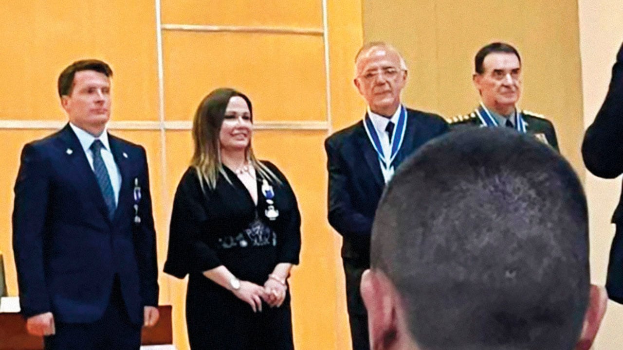 El entonces ministro de Defensa, Iván Velásquez, fue quien entregó un reconocimiento a la fiscal Londoño. Aun así, fue sacada del caso.