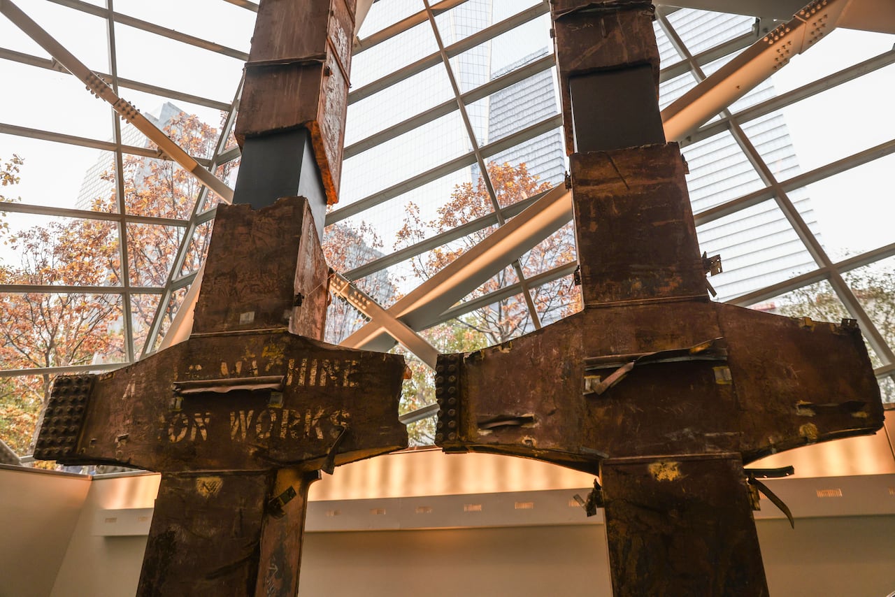 Los Tridentes, dos columnas de acero de la fachada de las Torres Norte, en el Museo y Memorial Nacional del 11 de septiembre en la ciudad de Nueva York, Estados Unidos, el 23 de octubre de 2022.