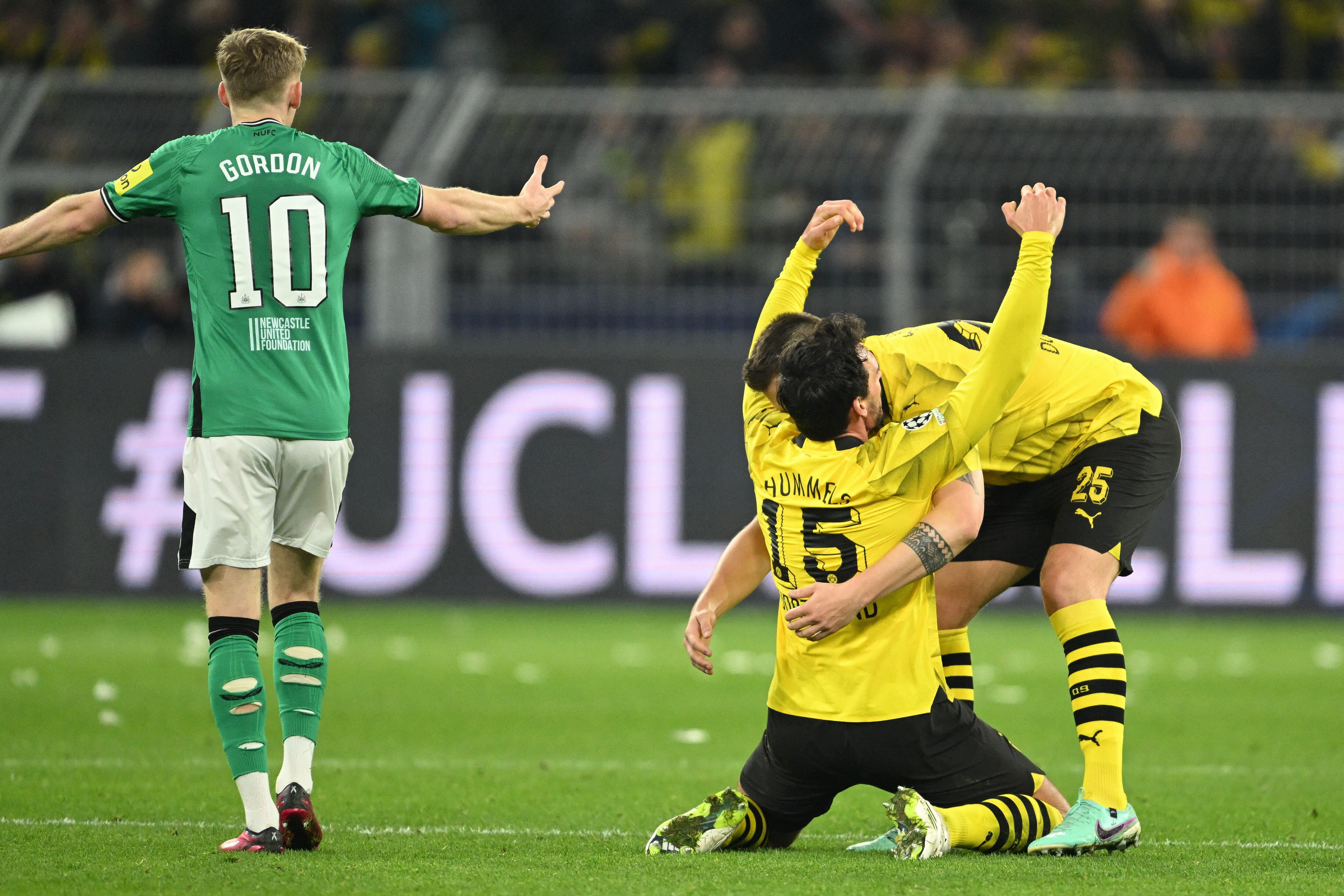 Mats Hummels (C) y el defensa alemán del Dortmund #25 Niklas Suele (D) celebran tras el gol del 2-0 mientras el centrocampista inglés del Newcastle United #10 Anthony Gordon reacciona durante el partido de fútbol del Grupo F de la UEFA Champions League entre el BVB Borussia Dortmund y el Newcastle United FC en Dortmund.