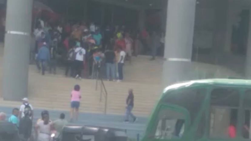 Atentado sicarial a las afueras de un centro comercial.