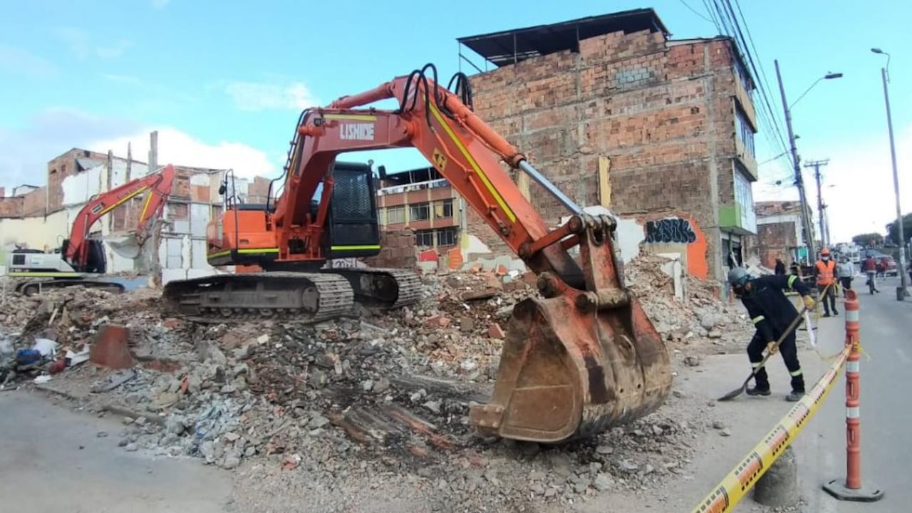 Demolición de casas en zona de metro