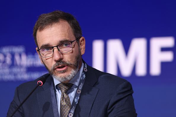 Y esto se debe, sobre todo, a las consecuencias de la invasión rusa de Ucrania. En cuanto a la inflación, aunque tienda a la baja prácticamente en todo el mundo, se está demorando en ceder, lo que obliga a los bancos centrales a mantener sus políticas monetarias restrictivas, que endurecen el crédito.