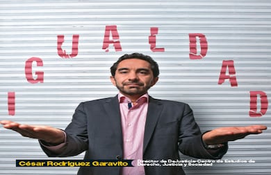 César Rodríguez Garavito es el nuevo director de Dejusticia, institución que produce conocimiento en derechos humanos y apoya a las organizaciones sociales. Profesor de la Facultad de Derecho de la Universidad de los Andes, Garavito sirve de puente entre la academia y el mundo de la abogacía. Fundó hace diez años el Observatorio de Discriminación Racial, y gracias a su labor el país cuenta con una nueva generación de abogados afrodescendientes. También se ha puesto la camiseta por los grupos indígenas y las comunidades más vulnerables, y ha llevado su trabajo de campo a la investigación. Además, lideró una cruzada para promover el acceso de medicamentos a personas de bajos recursos. Todos los años viaja a Budapest, donde, a través de Open Society Foundation, creada por él, entrena a jóvenes para convertirlos en guardianes de los derechos humanos. 