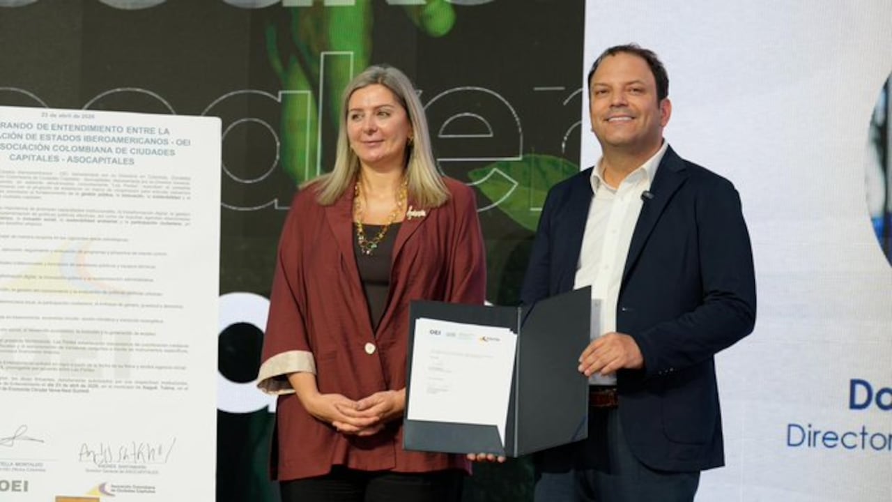 Andrés Santamaría y la directora de la OEI en Colombia, Donatella Montaldo.
