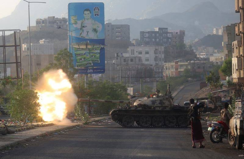 30 de mayo - Combatientes yemeníes leales al exiliado presidente del país, Abedrabbo Mansour Hadi, dispararon desde un tanque durante enfrentamientos con rebeldes chiítas hutíes en la tercera ciudad del país, Taez. FOTO: Ahmad AL-BASHA / AFP