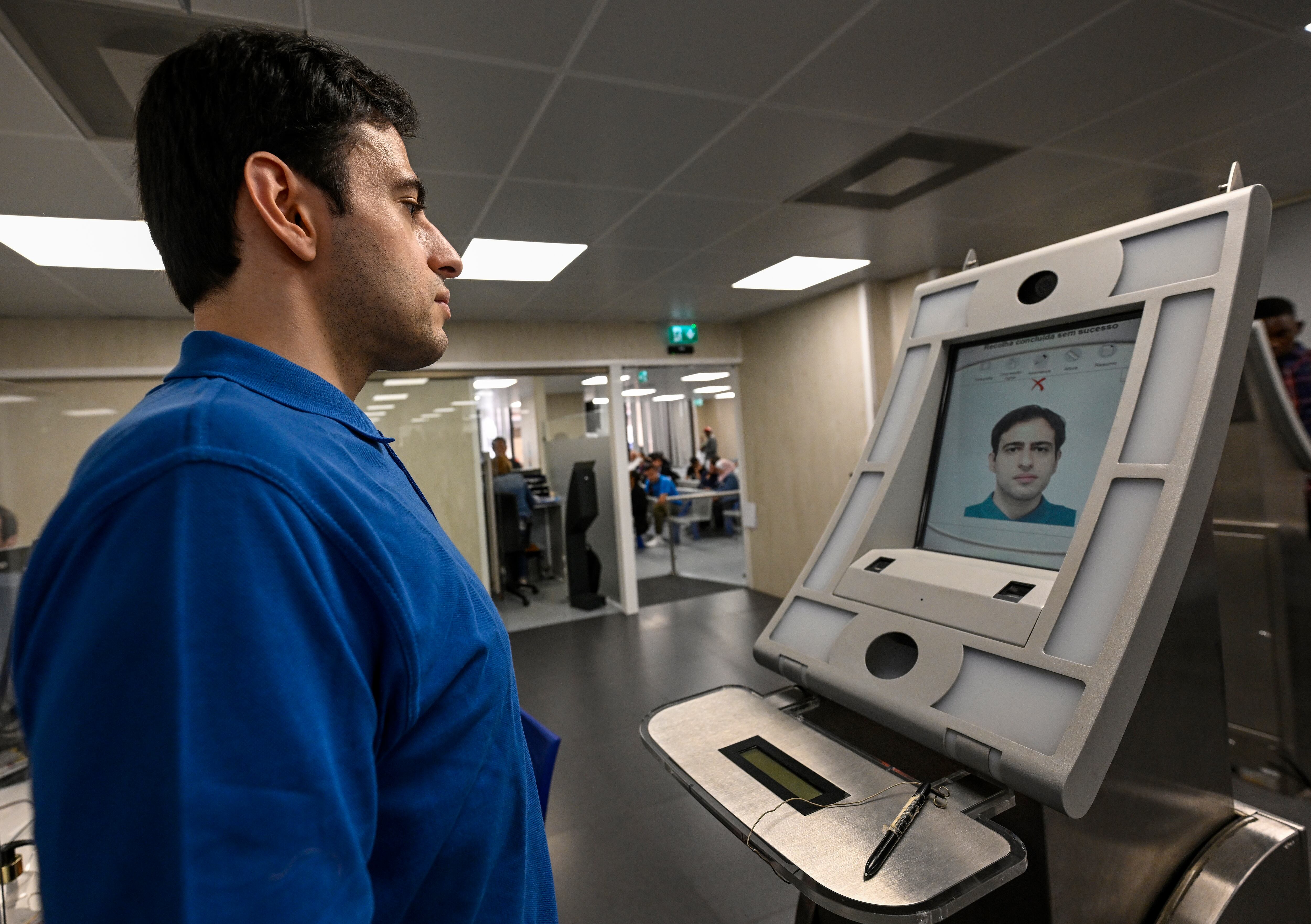 Agentes de migración hacen controles para la expedición de visas y pasaportes