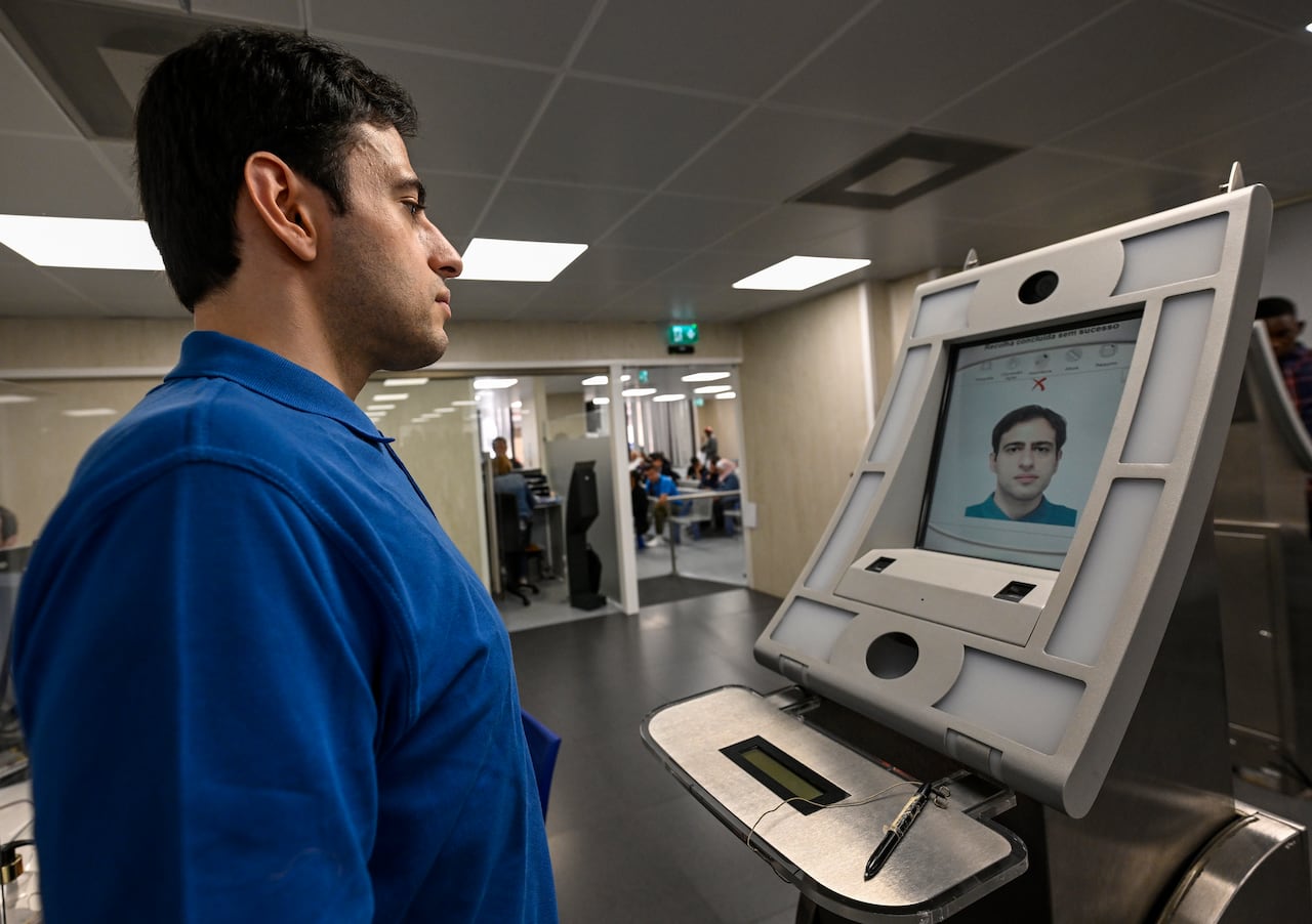 Agentes de migración hacen controles para la expedición de visas y pasaportes