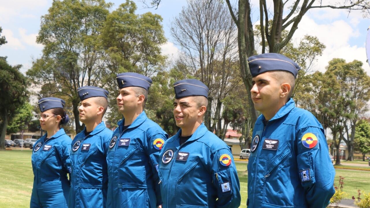 Cuatro hombres y una mujer de la Fuerza Aeroespacial Colombiana (FAC) se someterán a una ardua prueba en Estados Unidos.