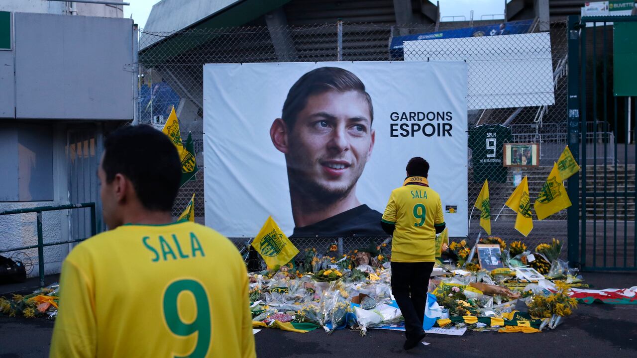 Hinchas del club francés Nantes posan frente a un afiche del futbolista argentino Emiliano Sala, el miércoles 30 de enero de 2019. (AP Photo/Thibault Camus)