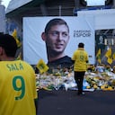 Hinchas del club francés Nantes posan frente a un afiche del futbolista argentino Emiliano Sala, el miércoles 30 de enero de 2019. (AP Photo/Thibault Camus)