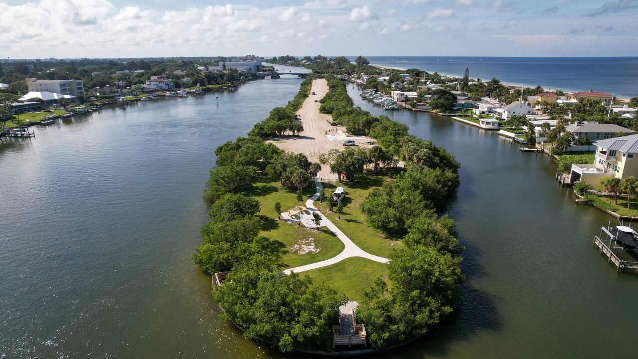 Fotografía aérea de la rampa para kayaks y botes de Casey Key Park, Nokomis, Florida.