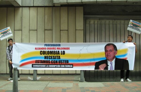 "Colombia lo necesita, estamos con usted" rezaba una de las pancartas más grande de la manifestación de apoyo a Ordoñez. 