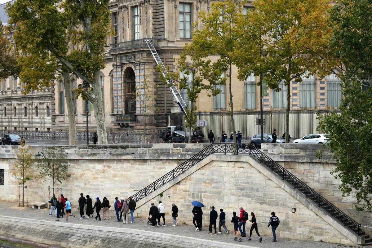 El ministro declaró a los medios franceses France Inter, France Info y Le Monde que "tres o cuatro" ladrones se habían centrado en dos exposiciones de la "Gallerie d'Apollon" ("Galería de Apolo"), completando su robo a plena luz del día en tan solo siete minutos. (Foto de Dimitar DILKOFF / AFP)