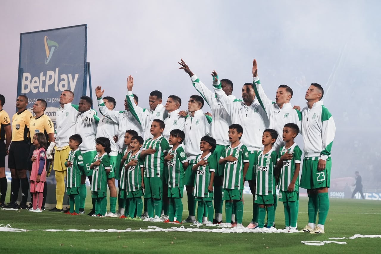Atlético Nacional durante los himnos en el partido ante Independiente Medellín por Copa Colombia