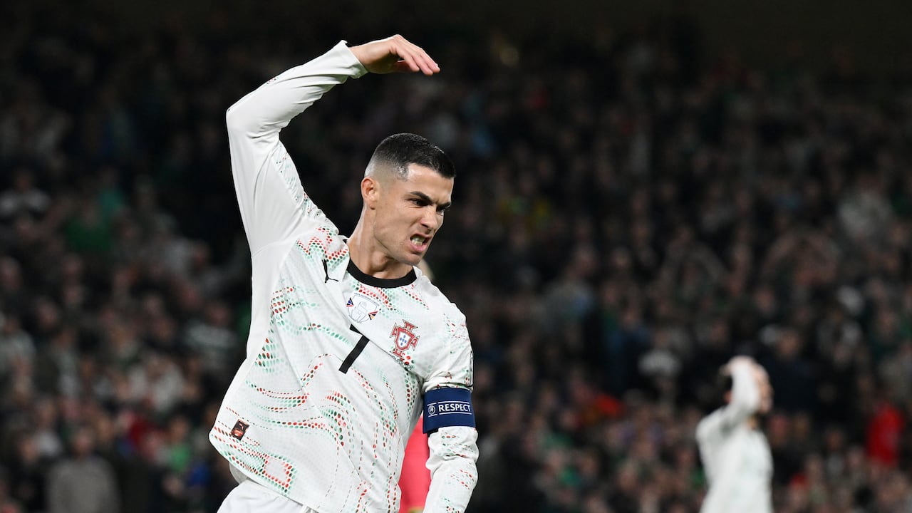 Cristiano Ronaldo hace un gesto durante el partido ante Irlanda.