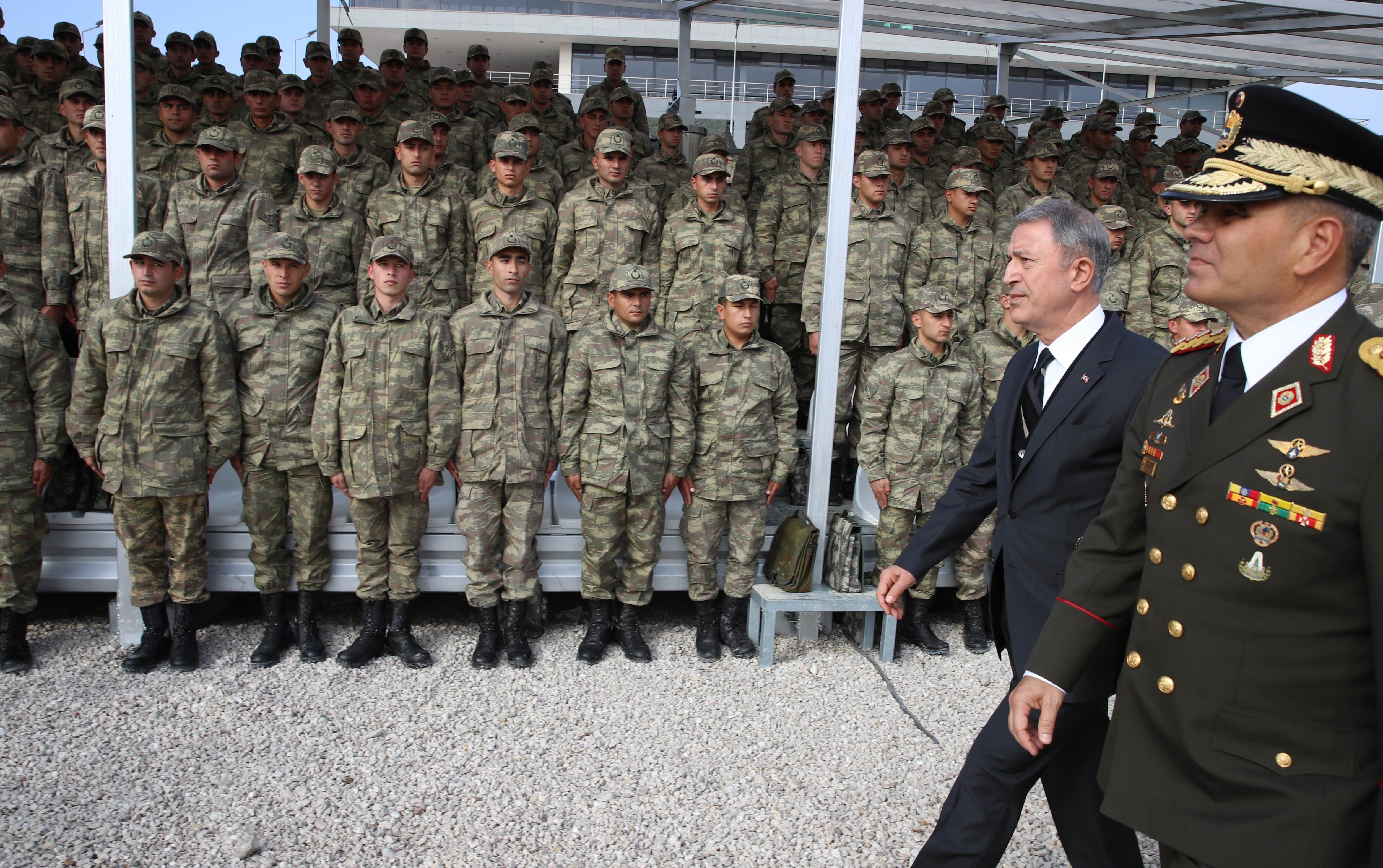 El Ministro de Defensa Nacional turco, Hulusi Akar (2do R) y el Ministro de Defensa de las Fuerzas Armadas Nacionales de Venezuela, Vladimir Padrino López (R), asisten a un simulacro militar de las Fuerzas Armadas turcas en el distrito Polatli de Ankara, Turquía, el 22 de octubre. 22 de octubre de 2018