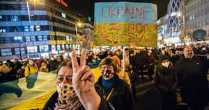 Mientras las manifestaciones contra la invasión de Ucrania se dan tanto fuera como dentro de Rusia, las sanciones económicas a este país son cada vez más estrictas y crece el número de multinacionales occidentales que decidieron cerrar temporal o definitivamente sus operaciones en ese mercado. Asimismo, la bolsa rusa y su moneda, el rublo, se han visto duramente golpeadas por la actual coyuntura.