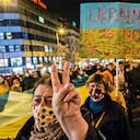 Mientras las manifestaciones contra la invasión de Ucrania se dan tanto fuera como dentro de Rusia, las sanciones económicas a este país son cada vez más estrictas y crece el número de multinacionales occidentales que decidieron cerrar temporal o definitivamente sus operaciones en ese mercado. Asimismo, la bolsa rusa y su moneda, el rublo, se han visto duramente golpeadas por la actual coyuntura.
