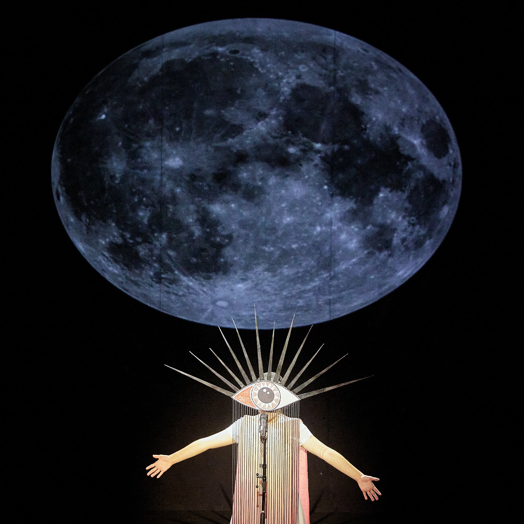 'LA GAVIOTA', una presentación como pocas, se presenta en el Festival d'Avignon. 

El texto de Antón Chejov, adaptado y puesto en escena por Chela De Ferrari, con colaboración y dramaturgia de Luis Alberto León, Melanie Werder y música de Nacho Bilbao. La actúan los actores invidentes Patty Bonet, Miguel Escabias, Emilio Gálvez, Belén González del Amo, Antonio Lancis, Domingo López, Eduart Mediterrani, Paloma de Mingo Heras, Lola Robles, Agus Ruiz, Macarena Sanz y Nacho Bilbao.