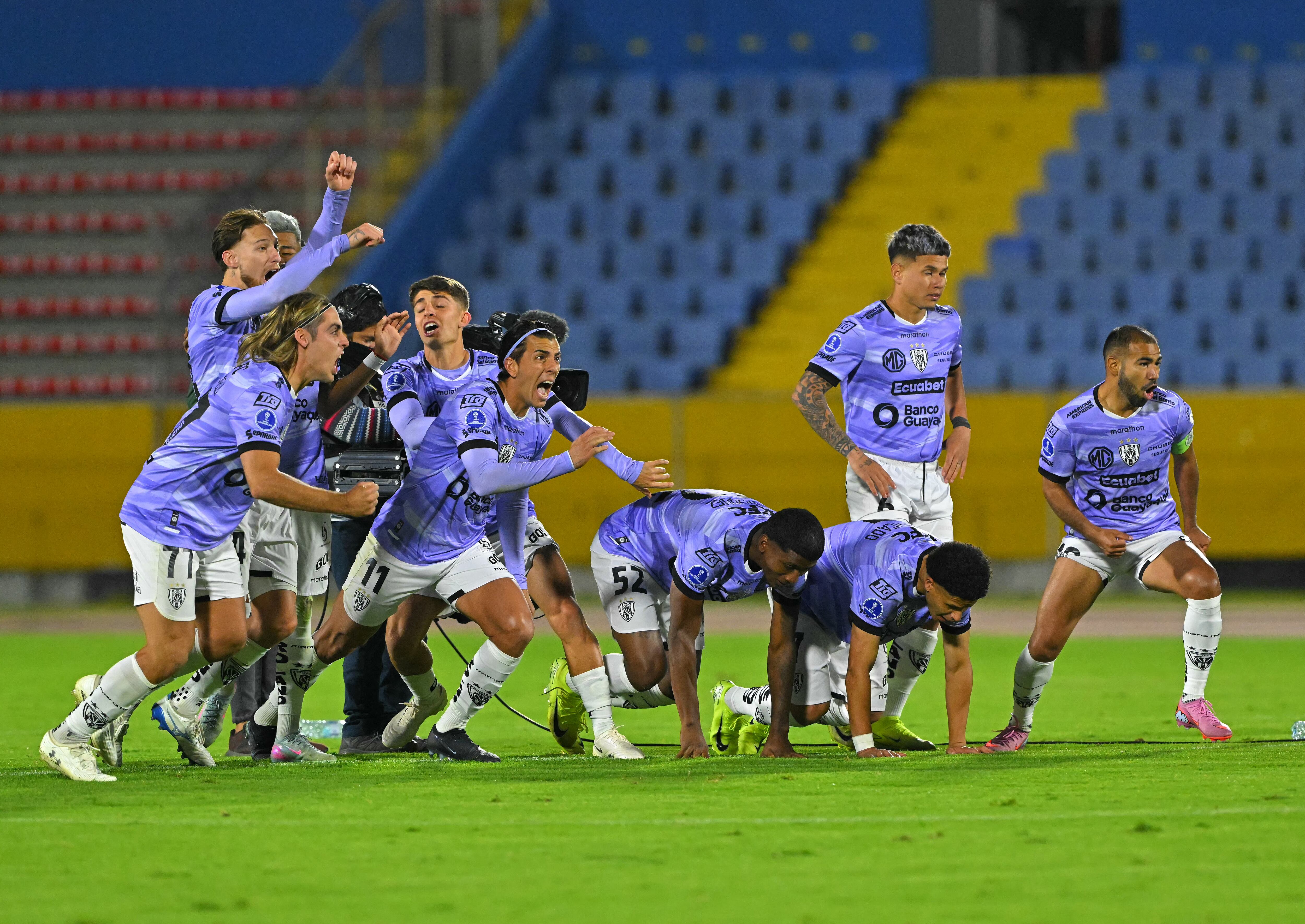 Independiente del Valle players celebrate after winning the penalty shootout of the Copa Sudamericana round of 16 second leg all-Ecuadorean football match between Mushuc Runa and Independiente del Valle at the Atahualpa Olympic Stadium in Quito on August 19, 2025. (Photo by Rodrigo BUENDIA / AFP)