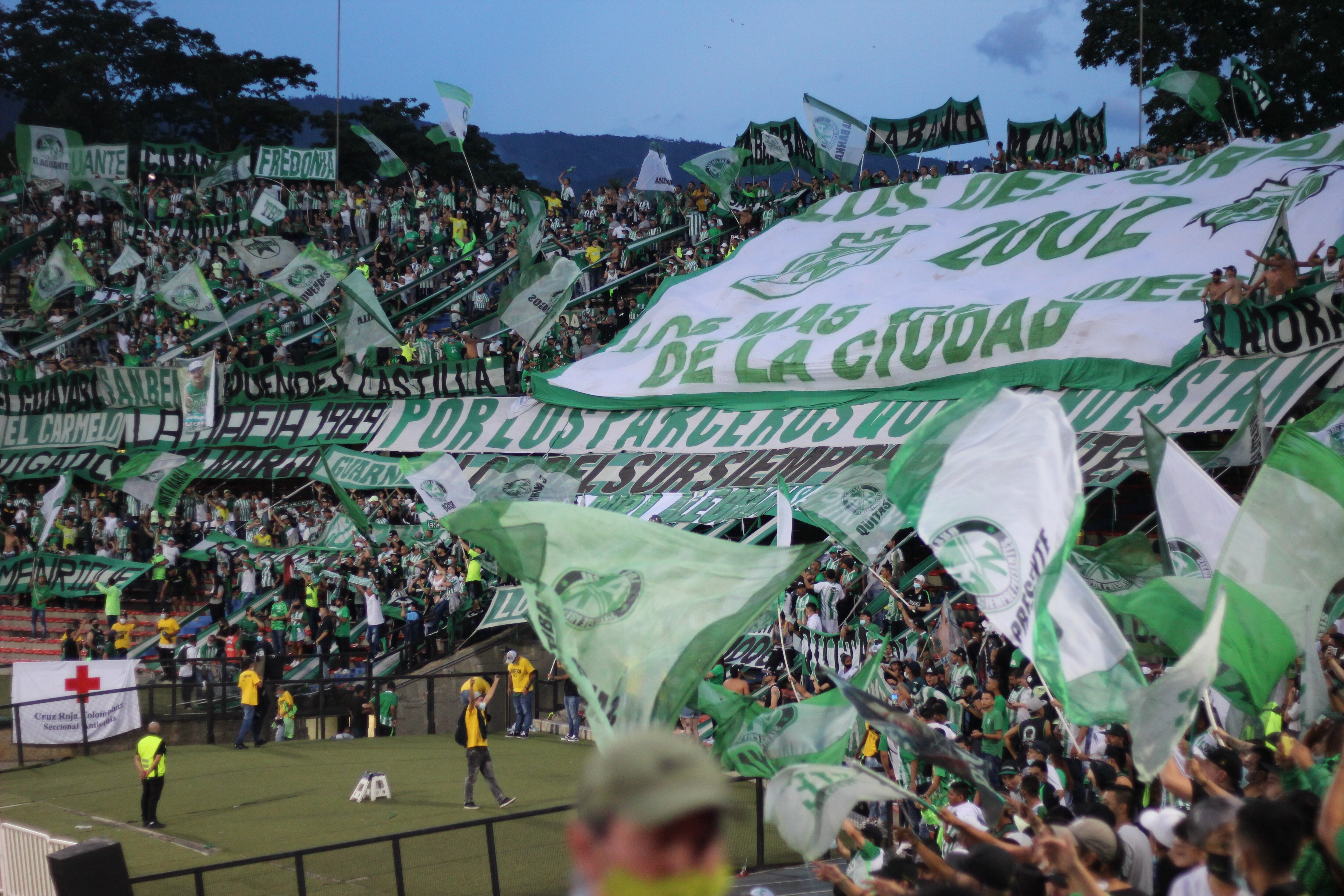 Tribunas con hinchas de Atlético Nacional.