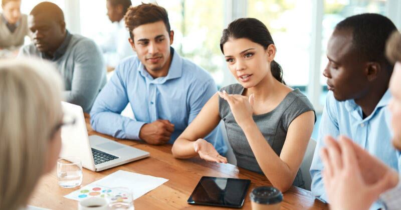 Aunque la mujer tenga más preparación y conocimiento, gana menos. En países como Colombia, le cobran el hecho de que existe la licencia de maternidad.