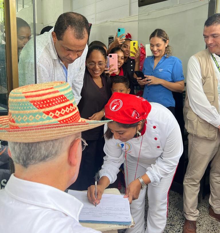 Personas fotografiando al expresidente Uribe en Valledupar.
