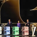 El presidente de la FIFA, Gianni Infantino, el presidente de Estados Unidos, Donald Trump, la presidenta de México, Claudia Sheinbaum, y el primer ministro de Canadá, Mark Carney, suben al escenario durante el sorteo de la Copa Mundial de Fútbol de la FIFA 2026 que se celebra en Estados Unidos, Canadá y México.