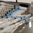 Jeringas de la vacuna de Moderna en Queens, Nueva York