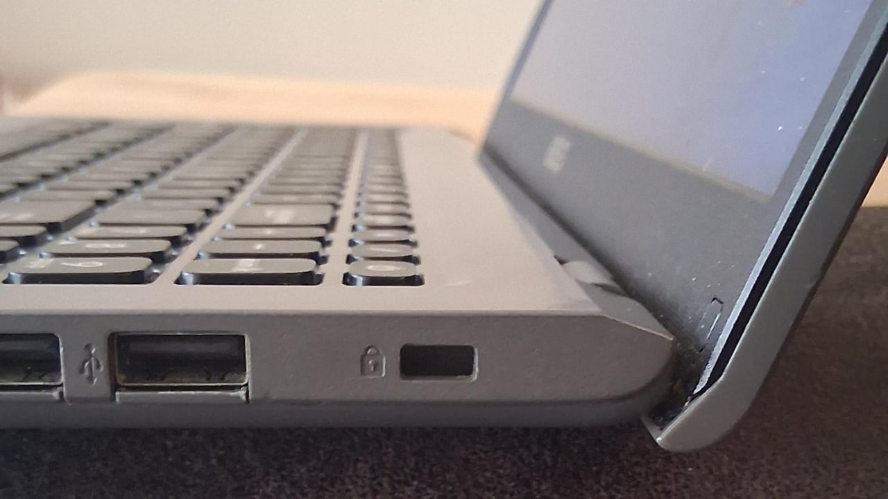 Ese pequeño ícono de candado en algunos computadores tiene una función de protección física.