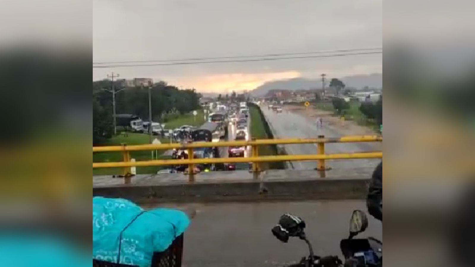 Monumental trancón en la vía Bogotá - Tunja.