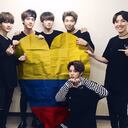 Cibernautas amantes del K-pop sabotean hashtags uribistas. Esta imagen que circula en diversas redes sociales, se trata de los miembros de BTS sosteniendo una bandera de Colombia.
