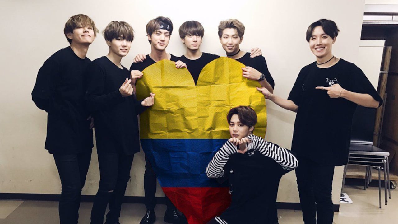 Cibernautas amantes del K-pop sabotean hashtags uribistas. Esta imagen que circula en diversas redes sociales, se trata de los integrantes de BTS sosteniendo una bandera de Colombia.