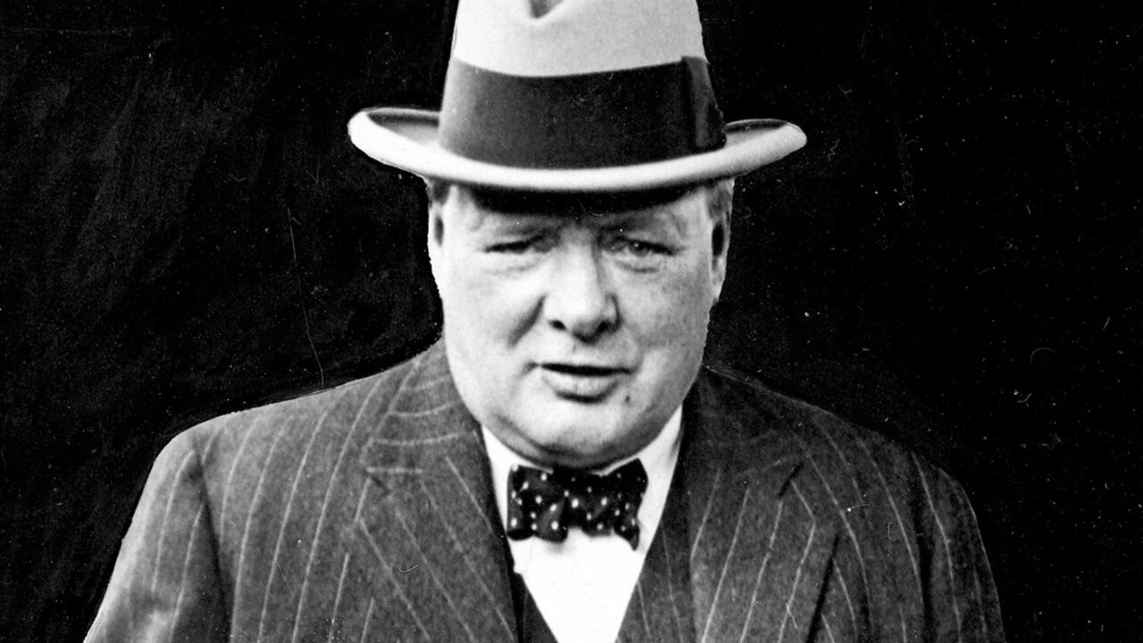 El estadista nació en una de las cunas más aristocráticas del Imperio británico, pero dado que no era el mayor, no heredó títulos ni propiedades. Era nieto de l duque de Marlborough. A la derecha, junto a su madre, Lady Randolph Churchill, a los 4 años de edad.