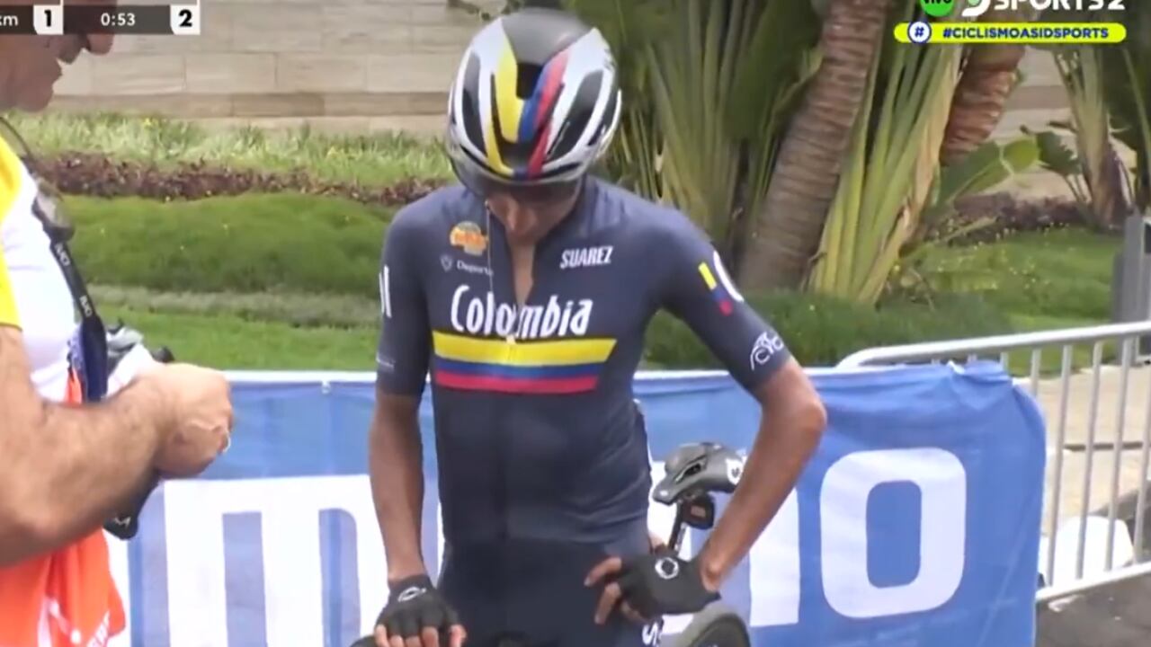 Egan Bernal se bajó de su bicicleta a 85 km del final de la prueba élite en el Mundial de Ciclismo.