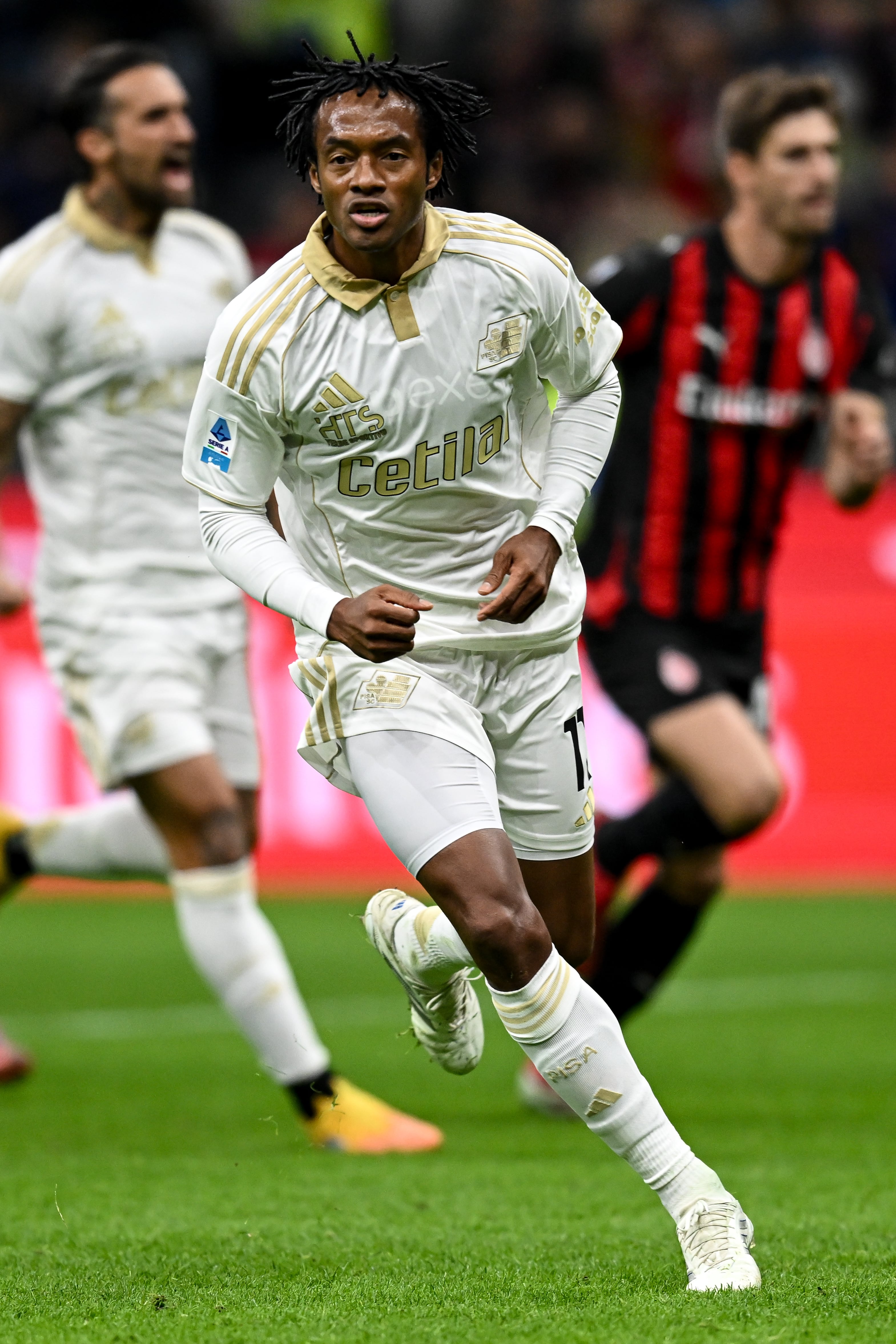 Juan Guillermo Cuadrado celebra su gol ante AC Milan, en la Serie A de Italia